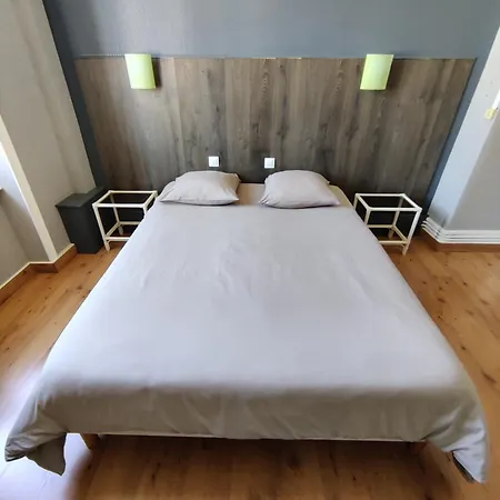 מלון Saint - Pierre Villedieu-les-Poëles