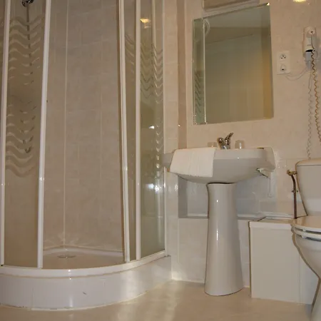 Saint - Pierre Hotell 2*