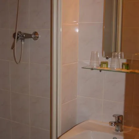 מלון Saint - Pierre Villedieu-les-Poëles