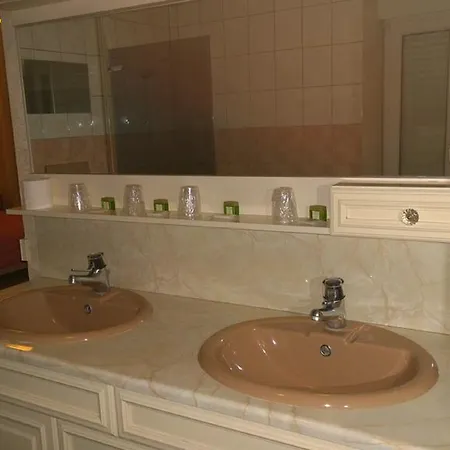 מלון Saint - Pierre 2*