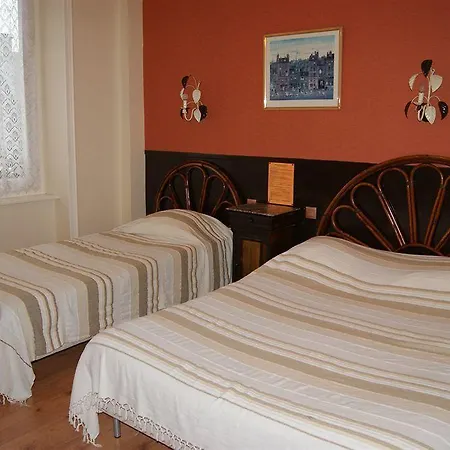 מלון Saint - Pierre Villedieu-les-Poëles