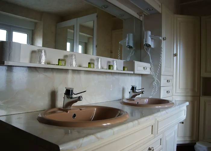 Hotel Saint - Pierre Villedieu-les-Poeles-Rouffigny